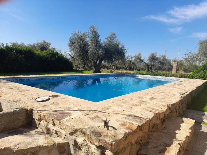 Casa rural para 16 personas, con jardín además de vistas y piscina en Casasbuenas