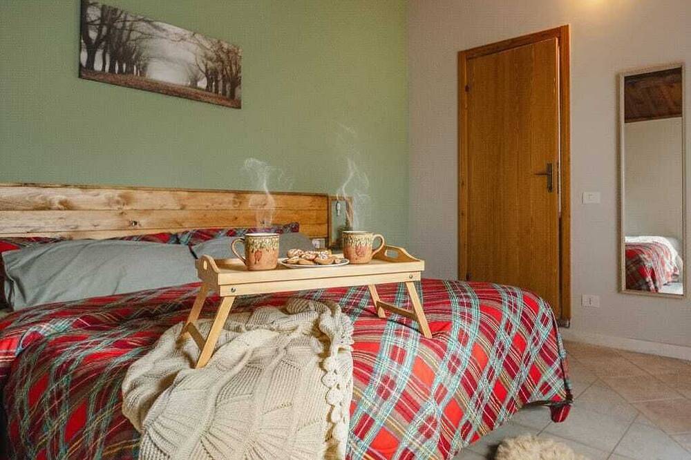 Rustic house nestled in the mountain nature of Majella National Park in Roccamorice, Parque Nacional de la Majella