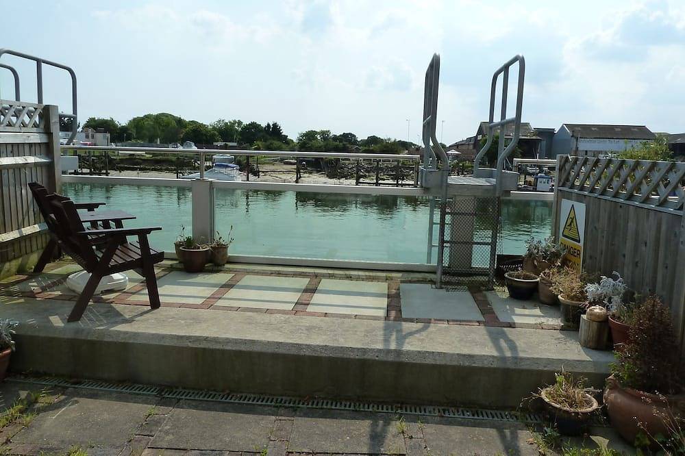 Lovely riverside  home  Free parking train station, shops, restaurants nearby in Littlehampton, West Sussex