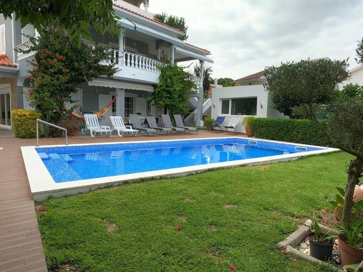 Apartamento inteiro, Luxury House with 4 Bedrooms & Pool in Marisol in Aroeira, Corroios