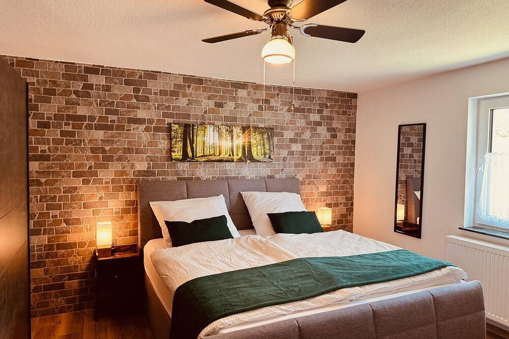 Familienurlaub - Spielzimmer - Spielplatz - Terrasse Garten Ferienhaus Taufstein in Herbstein, Vogelsberg Region