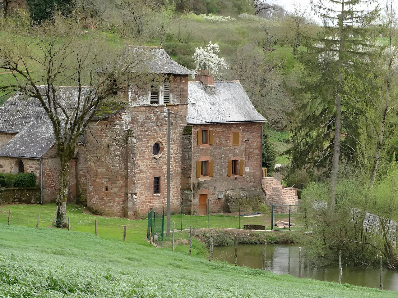Gîte de Ségonzac: Seeblick, private Terrasse und Wlan in Villecomtal, Aveyron