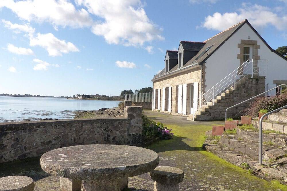 Renovated waterfront house in Sainte-Hélène, Côte des Mégalithes