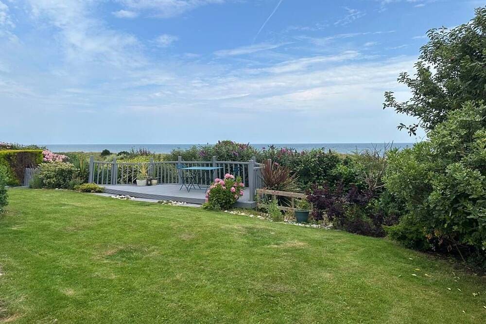 A stunning 3 bedroom property with sea views and direct access to the beach. in Great Yarmouth, The Broads