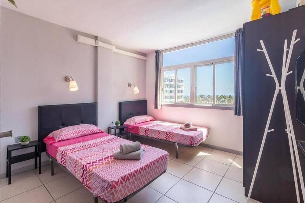 Entire apartment, Central apartment close to everything with swimming pool and parking. in Maspalomas, San Bartolomé de Tirajana