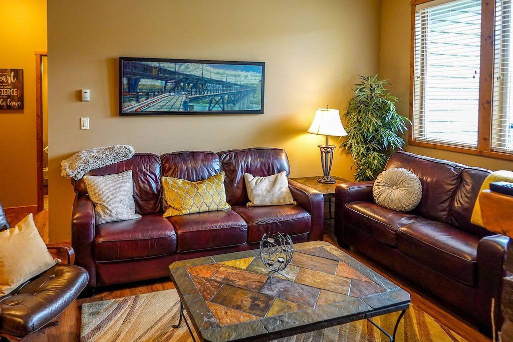 Ganze Wohnung, Location Location!! 2bd2ba Condo in the heart of Downtown Invermere! in Kootenay-Nationalpark