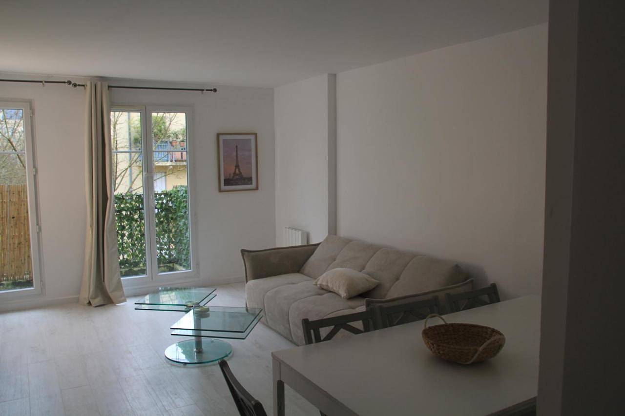 Appartement entier, Four-Bedroom Apartment with Balcony in Chessy, Seine-et-Marne
