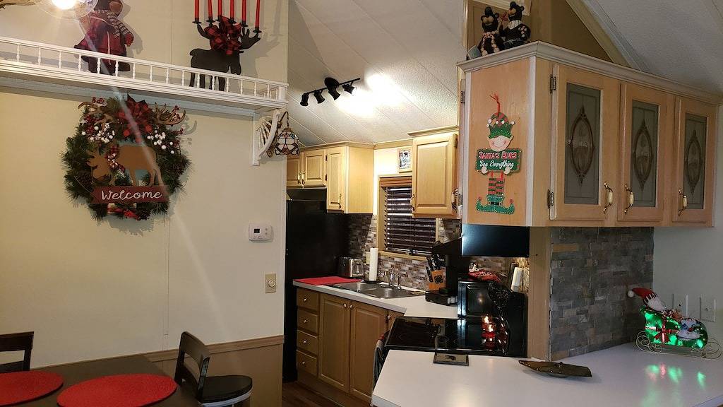 Year Round Access in town Bungalow, Hot Tub, Fire Pit and Extra Parking in Blue Ridge Parkway, Maggie Valley