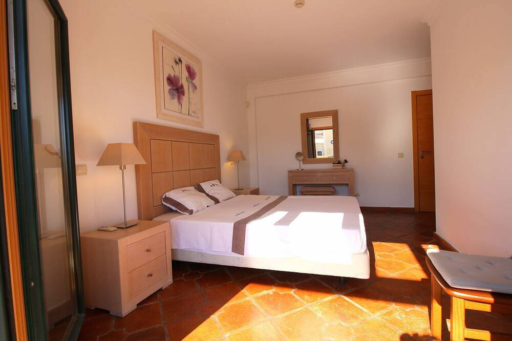 Domusiberica Burgau, 2 Schlafzimmer Haus mit A / C, privatem Pool, zu Fuß zum Strand! in Praia do Burgau, Naturpark Südwest-Alentejo und Costa Vicentina