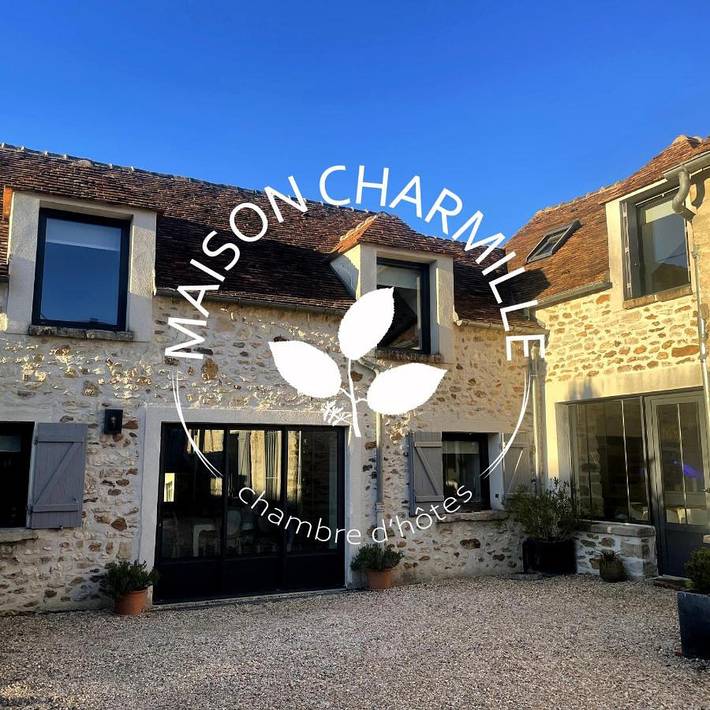 Chambre d’hôte pour 2 personnes, avec terrasse ainsi que piscine et jardin à Féricy