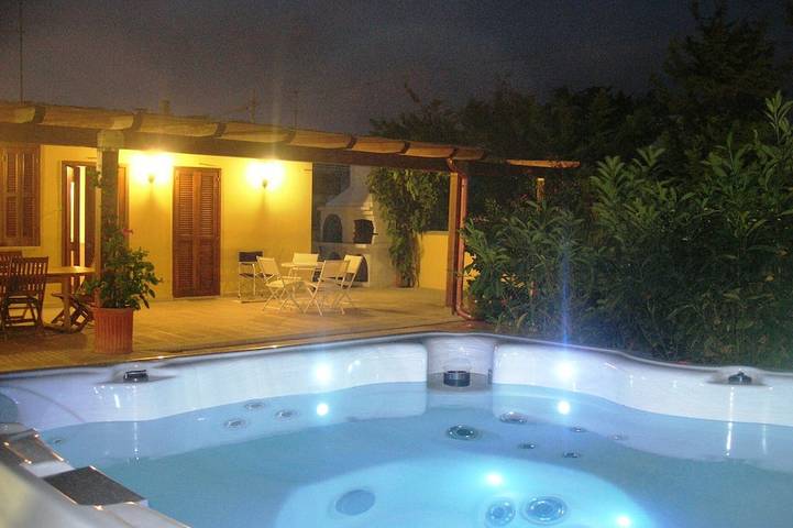 Ferienhaus für 6 Personen, mit Garten und Terrasse sowie Whirlpool