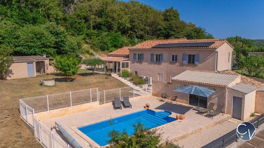 Location de vacances pour 8 personnes, avec jardin et piscine, animaux acceptés à Saint-Marcel-d'Ardèche
