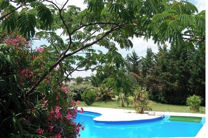 Location de vacances pour 5 personnes, avec terrasse ainsi que jardin et piscine à Fontvieille