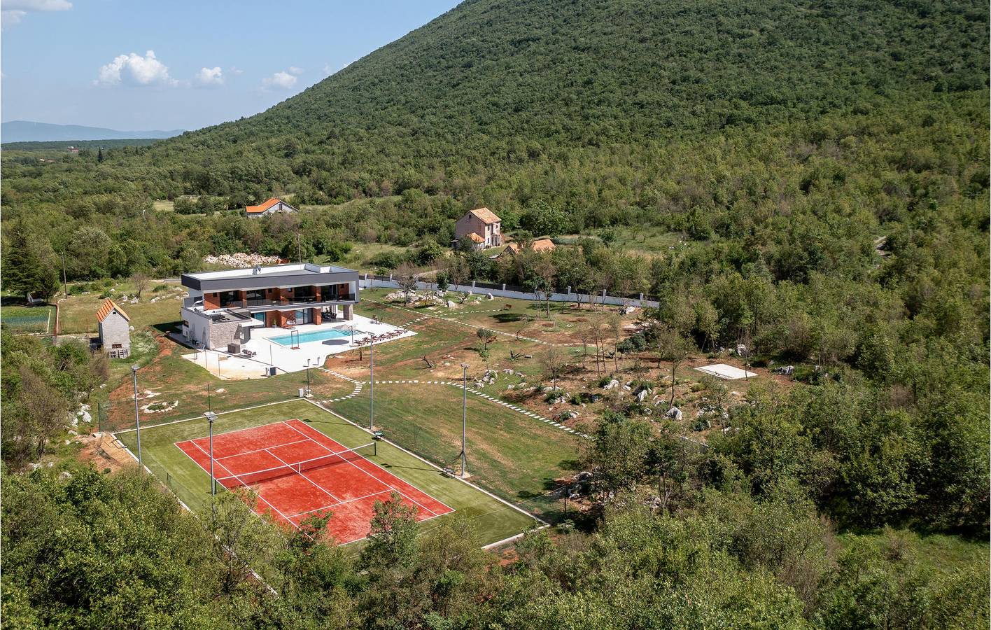 Charmantes Apartment 2 km von Sinj entfernt – mit Pool, WLAN und Terrasse in Sinj, Dalmatinisches Zagora
