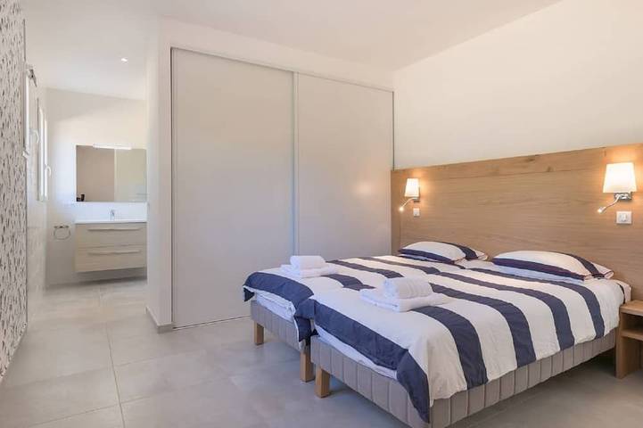 Location de vacances pour 12 personnes, avec jardin et terrasse à Nans-les-Pins - 2