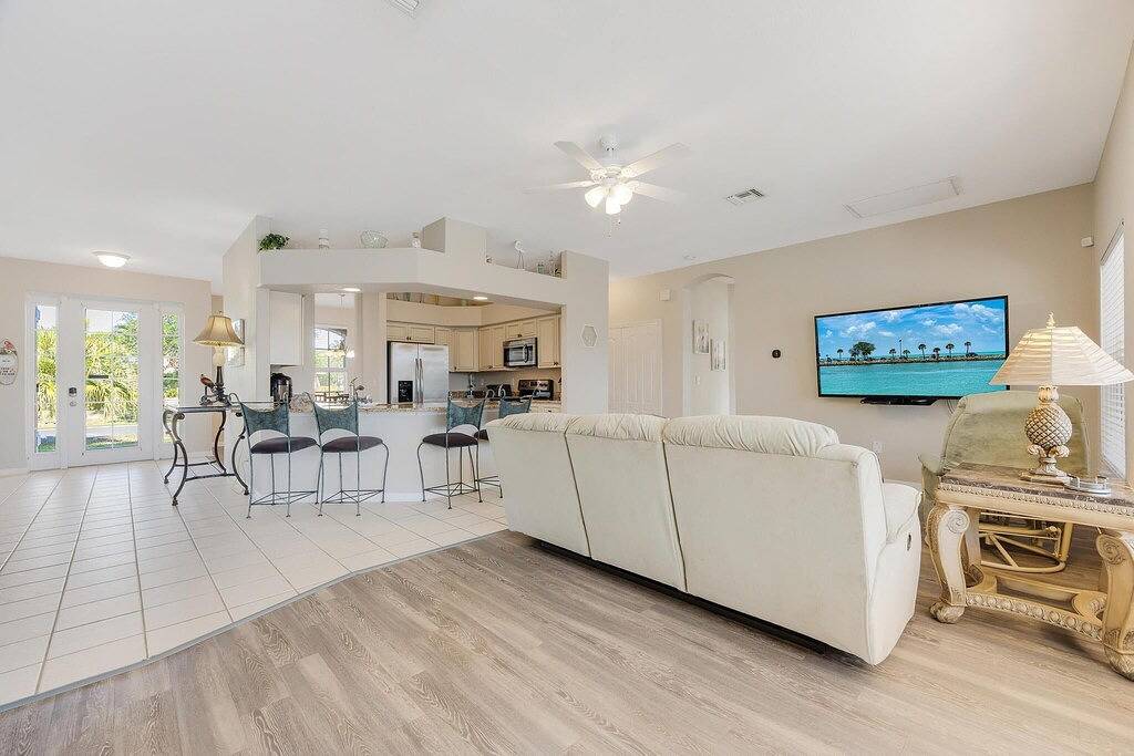 Relax along the canal, kayaks, Sunsets, Heated Pool - Villa Relax & Enjoy - Roelens Vacations in Cape Coral, Southwest Florida