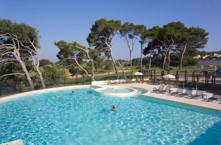 Appart’hôtel pour 7 personnes, avec Balcon et Terrasse ainsi que Jardin et Piscine