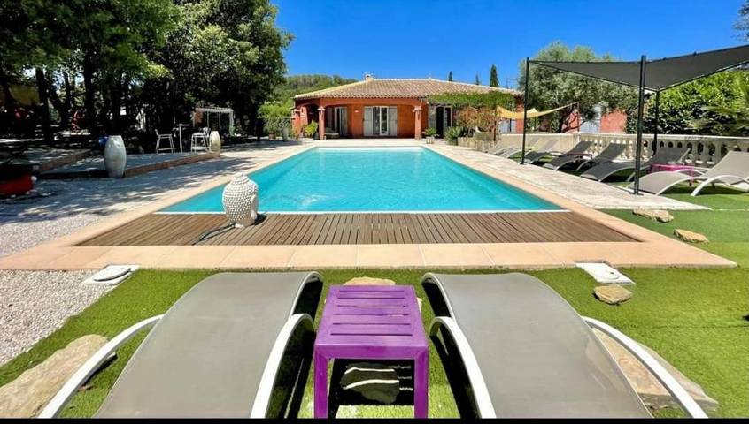 Chambre d’hôte pour 2 personnes, avec terrasse ainsi que piscine et jardin