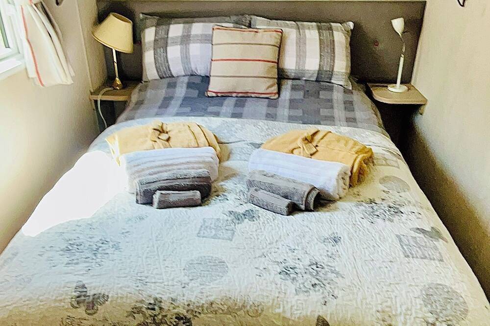 Cornwall Sea/Countryside Caravan with Hot Tub Family and Pet Friendly in Newquay, Cornwall