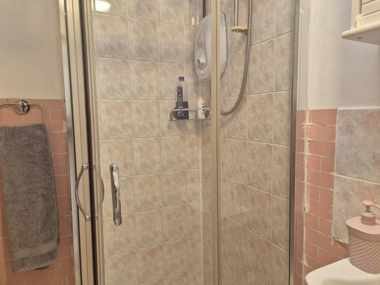 Entire holiday apartment, 1 Bed-Sleeps 2-City Centre-Free Parking in Wolverhampton, Birmingham Area