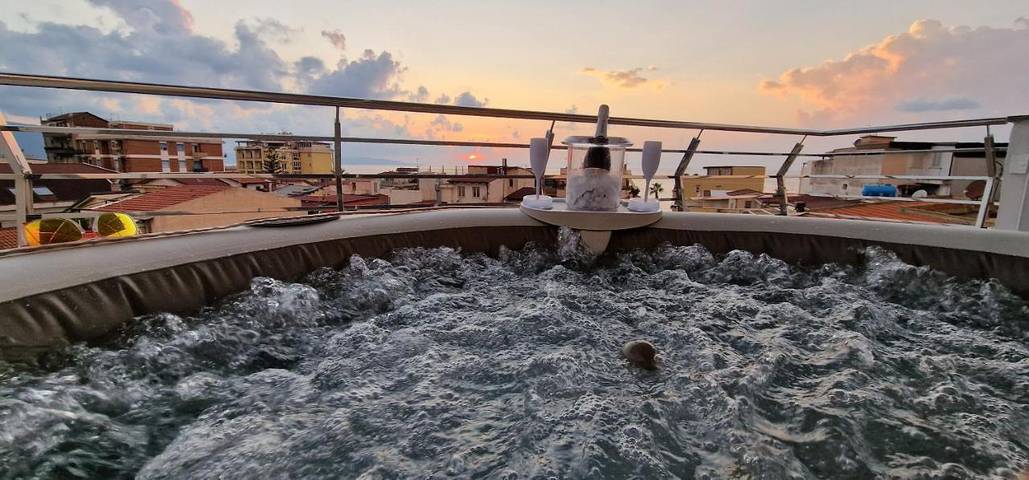 Appartamento per 4 persone, con Balcone e Idromassaggio nonché Terrazza e Panorama a Bagnara Calabra