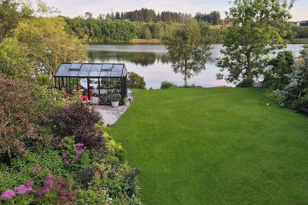 House with big garden by water in Sandnes