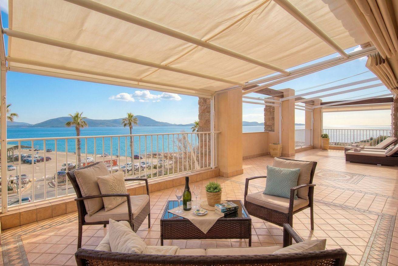 Appartamento intero, Sunset Harbor Penthouse con grande terrazza fronte spiaggia e garage in Pivarada, Alghero