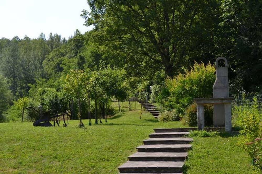 Alleinstehendes Ferienhaus mit privatem Pool,  W-Lan, Tv, Innenhof, Panoramablick, Parkplatz in Castelnuovo di Garfagnana, Garfagnana