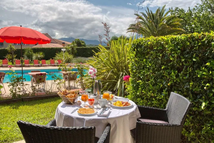 Hotel para 2 personas, con jardín y piscina - 1