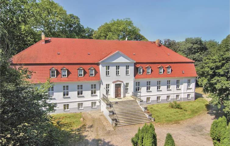 Ferienhaus für 40 Personen, mit Whirlpool und Terrasse sowie Garten und Pool in Mecklenburgische Seenplatte
