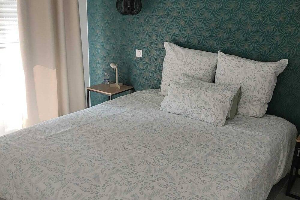 Entire apartment, 2-room air-conditioned ground-floor apartment with terrace and private parking lot in Bédarieux, Béziers region
