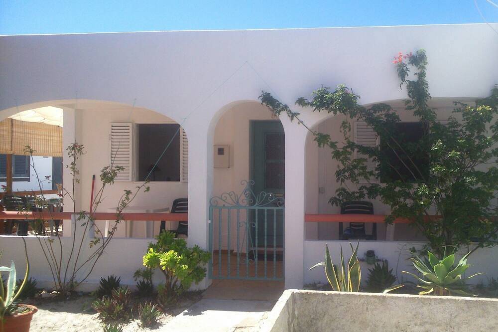 Beach House in a fantastic location With Stunning Views.  in Praia Armona, Quelfes