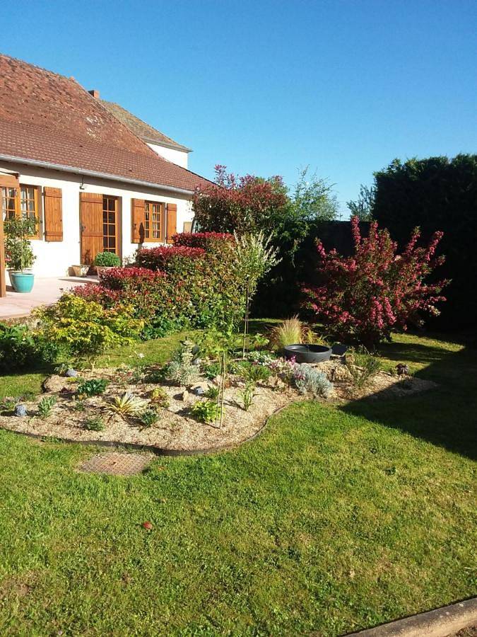 Location de vacances pour 5 personnes, avec Terrasse ainsi que Jardin et Vue à Saint-Julien-de-Civry