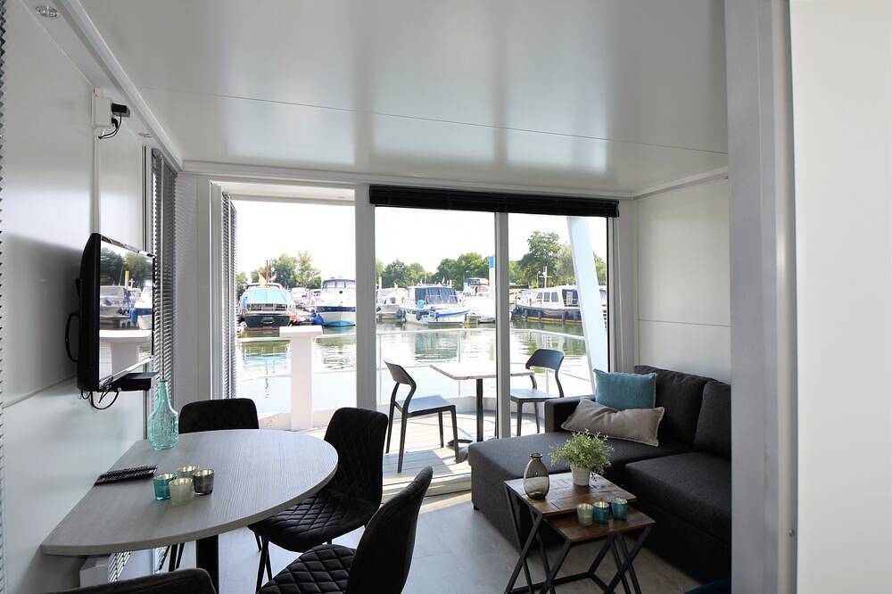 Cosy floating Boatlodge, Athene, 4 persons, 2 bedrooms Maastricht in Maastricht, Limburg