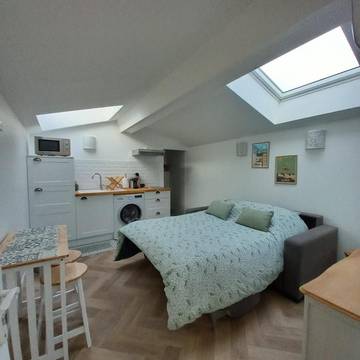 Gîte pour 2 personnes, avec jardin ainsi que piscine et jacuzzi dans Montceaux