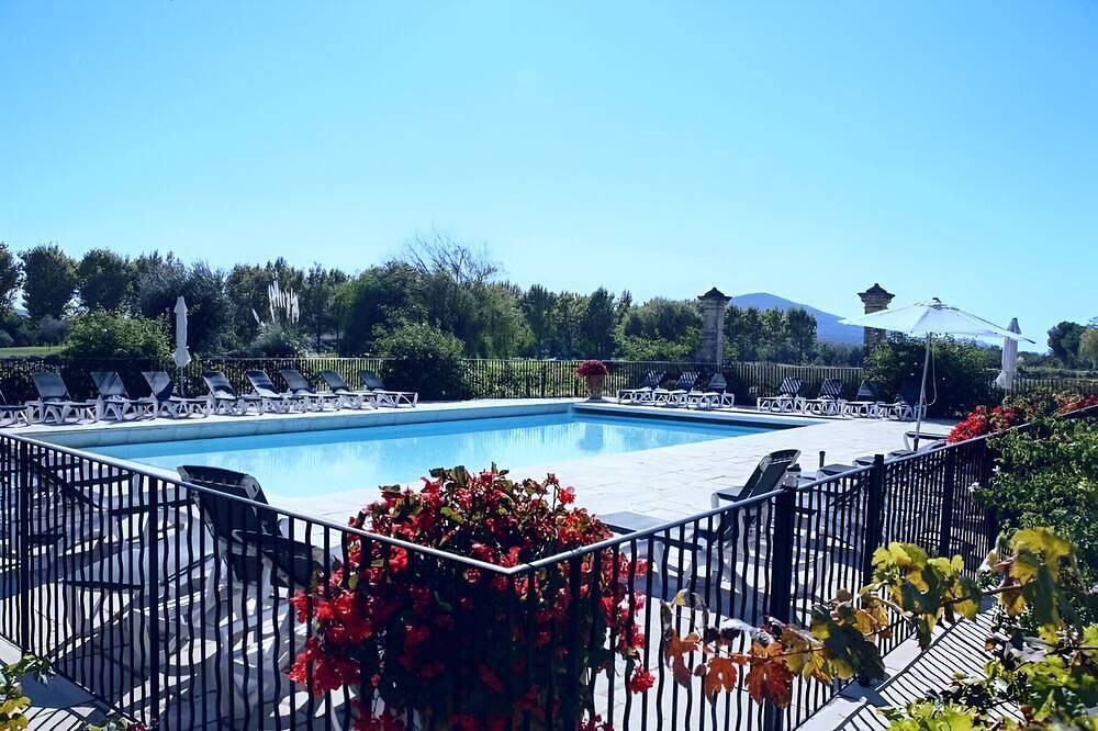 Appartement entier, Coeur Provence T2 rénové, climatisé , jolie vue,piscine,golf, Aix en Prov 30mn in Mallemort, Région d'Arles