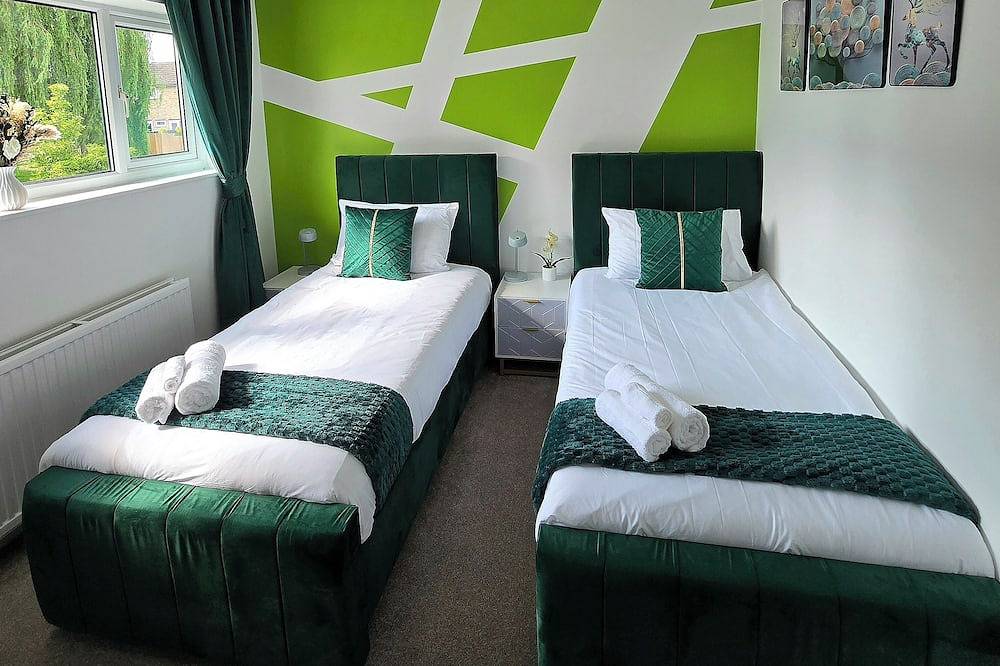 Elegant 3-Bedroom Sleeps 6 Fully Equipped|Families,Nhs&Business Contractors in Kettering, Northamptonshire