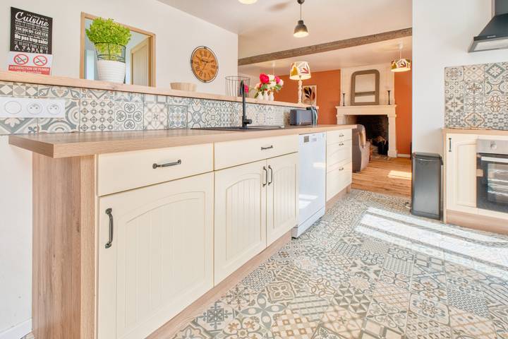 Le Poirier Dordogne – 15 personas, piscina privada, terraza, gran gîte de encanto en tranquilidad in Allemans, Périgord Vert