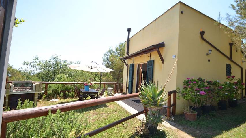 Ferienhaus für 4 Personen, mit Garten und Ausblick in Cipressa