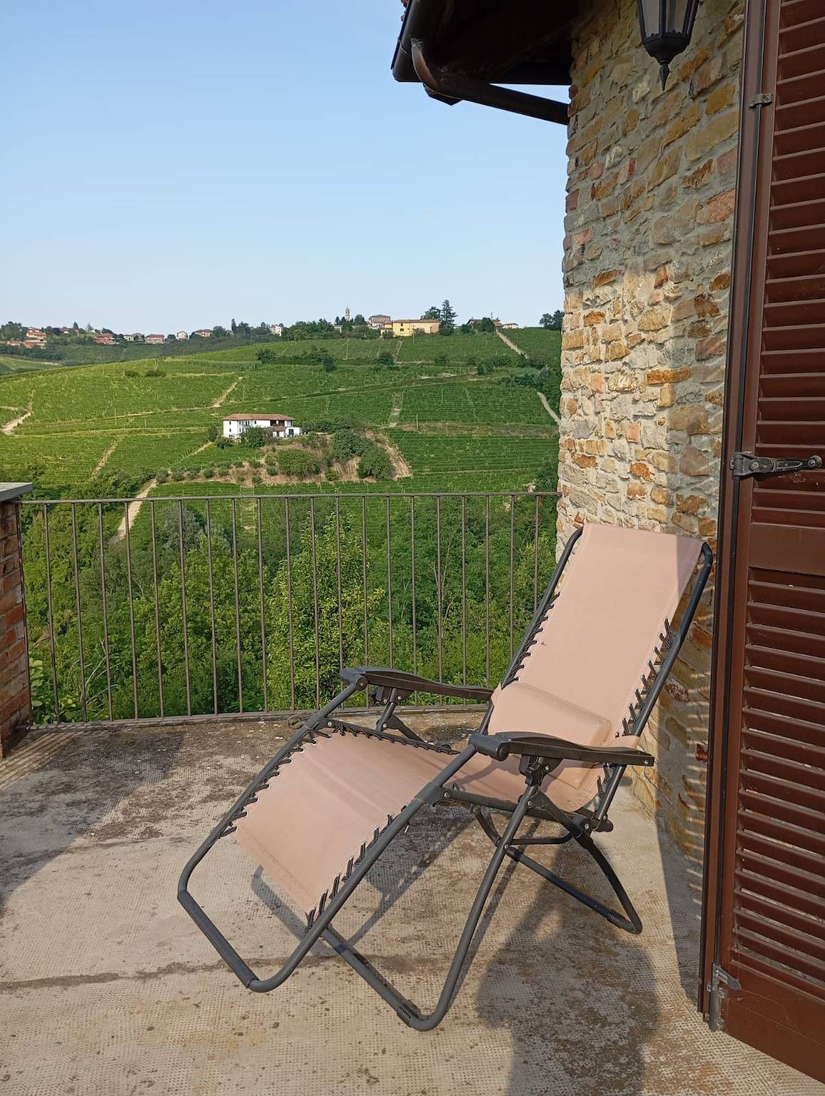 Appartamento intero, Appartamento 'Nebbiolo' con terrazza condivisa, giardino condiviso e Wi-Fi in Mangifera indica, Langhe