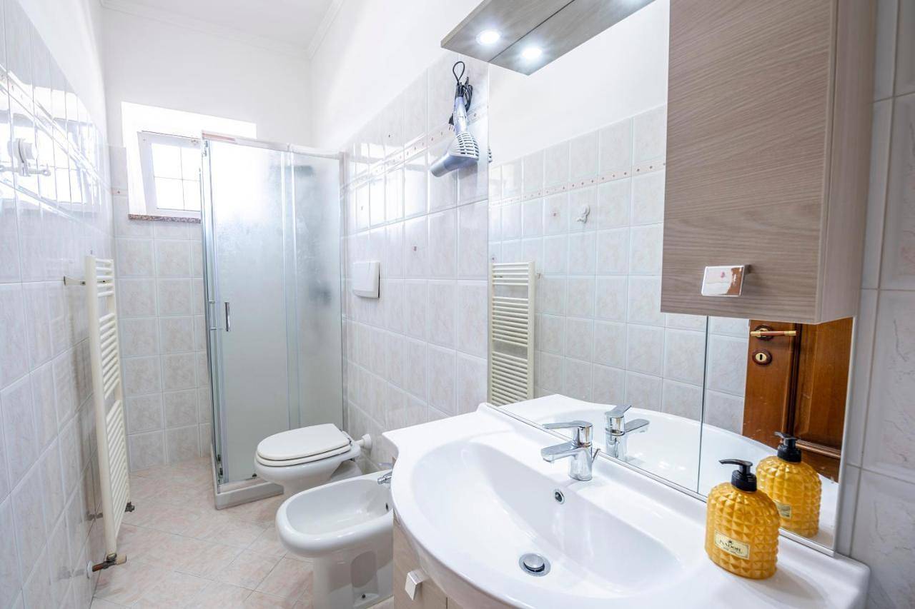 Appartamento intero, Two-Bedroom Apartment in Casal Morena, Roma