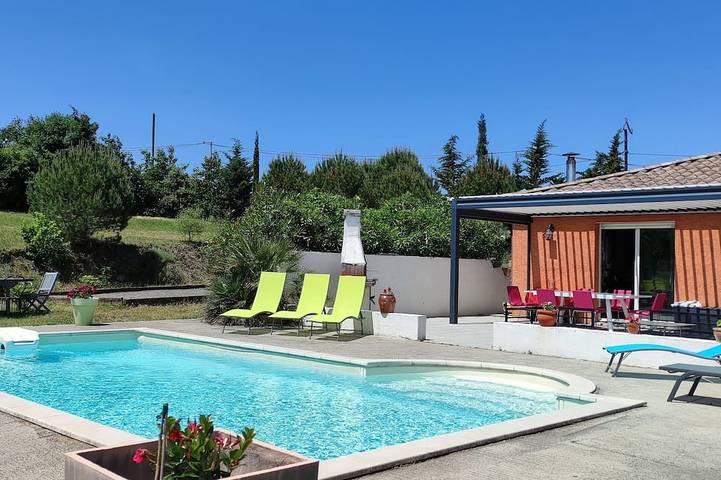 Location de vacances pour 6 personnes, avec jardin et terrasse à La Bezole