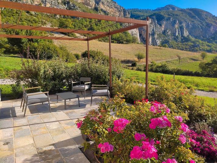 Gîte pour 2 personnes, avec Terrasse ainsi que Jardin et Piscine