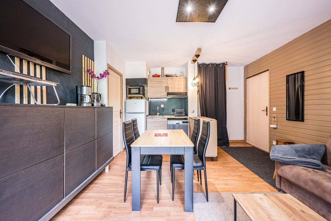 Apartamento entero, Apartamento 'Spa Fleures D'Orelle' con vistas a la montaña, terraza privada y Wi-Fi in Orelle, Región de Saint-Jean-de-Maurienne