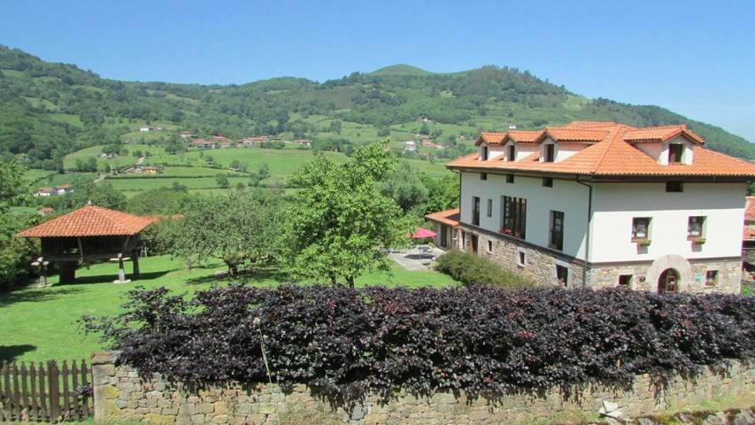 Casa rural para 3 personas, con Balcón y Terraza además de Jardín y Vistas en Grado