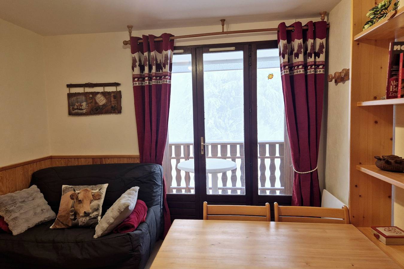 Appartement entier, Charmant studio skis aux pieds – Le Revard  in Le Revard, Les Déserts