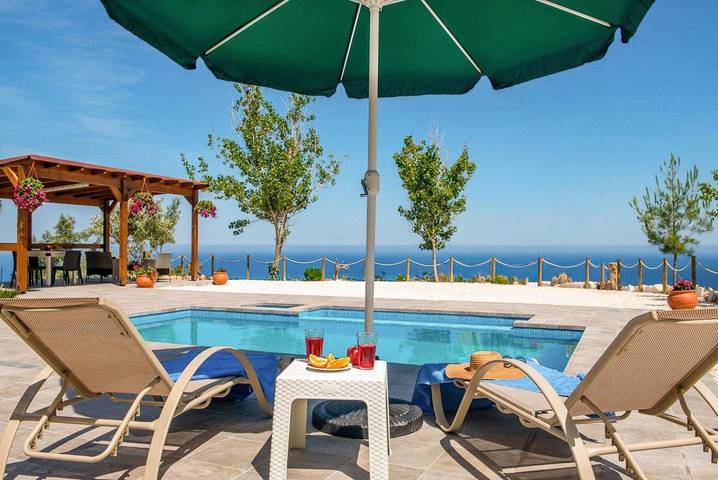 Villa for 2 personer, med Havblik og Terrasse såvel som Have og Børnepool i Cypern