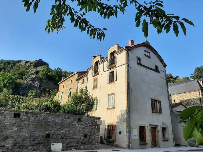 Location de vacances pour 6 personnes, avec Terrasse ainsi que Jardin et Vue à Saint-Floret