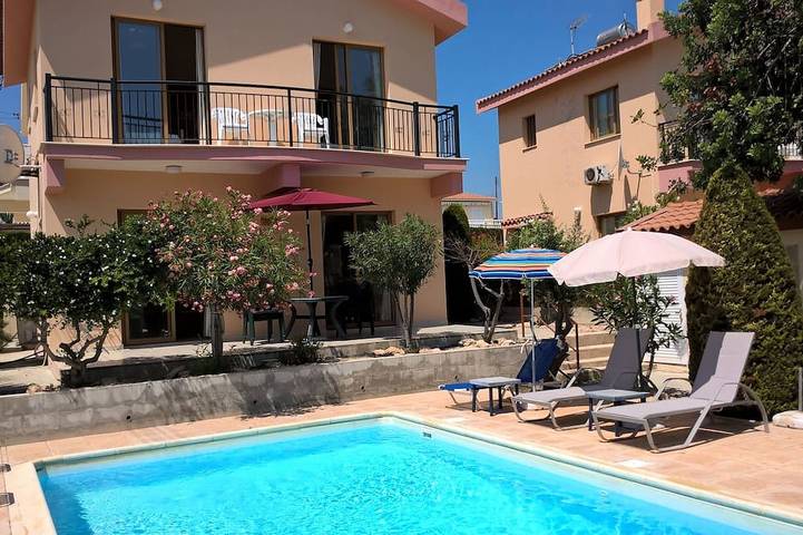 Location de vacances pour 4 personnes, avec balcon et jardin dans Πισσούρι