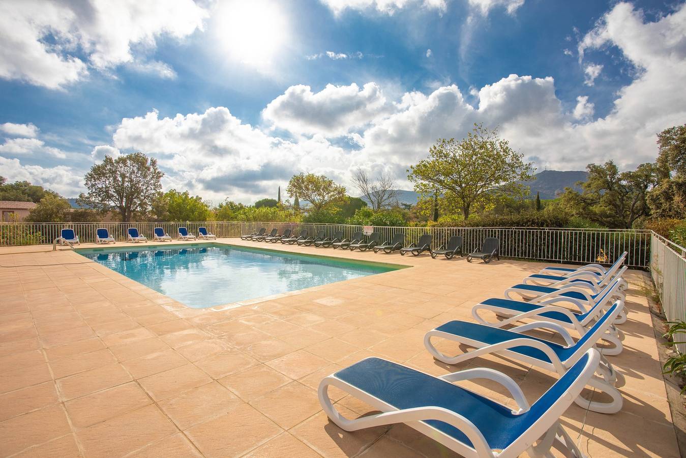 Apartamento entero, Apartamento vacacional con vistas a la montaña, piscina compartida y Wi-Fi in Plan-de-la-Tour, Costa mediterránea (Francia)